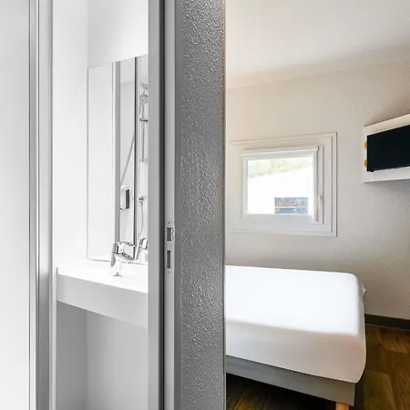 Hotelf1 Evry A6 호텔 *