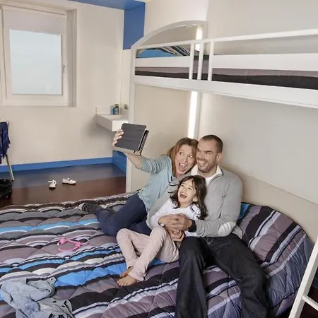 Hotelf1 Evry A6 ホテル