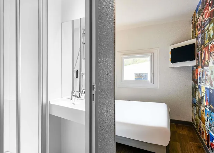 Hotelf1 Evry A6 호텔 *